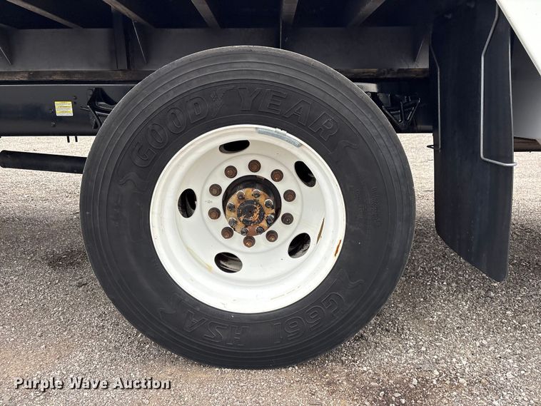 image for item EG9204 2015 Ford F650 Super Duty Ext. Cab flatbed truck