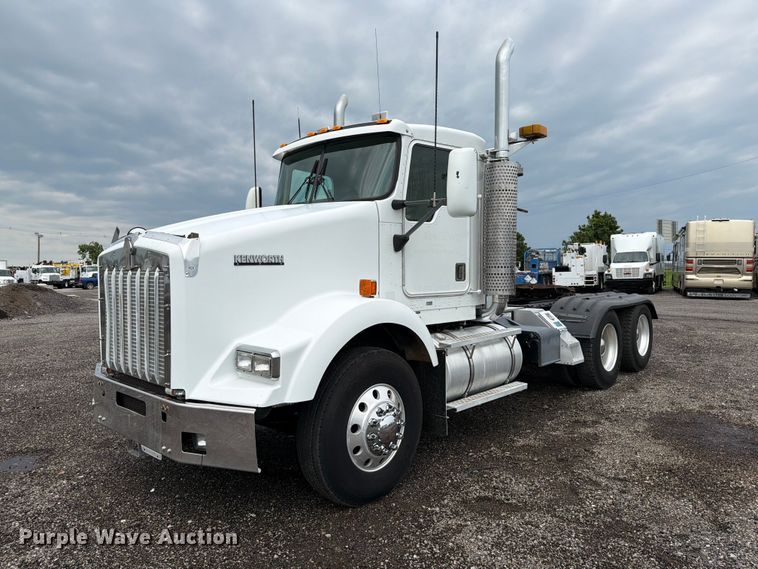 2000 Kenworth T800 semi truck