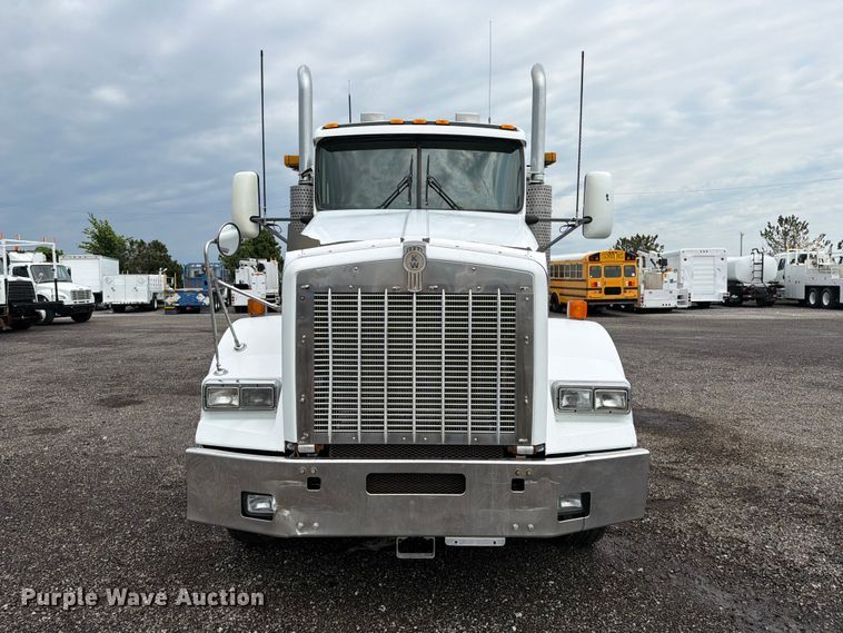 image for item EG9234 2000 Kenworth T800 semi truck