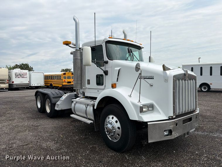 image for item EG9234 2000 Kenworth T800 semi truck