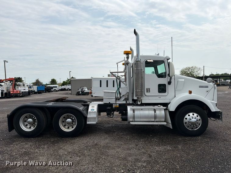 image for item EG9234 2000 Kenworth T800 semi truck