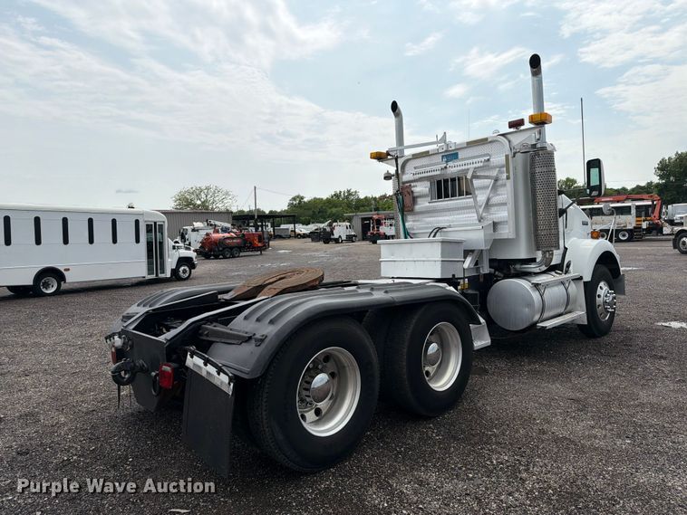 image for item EG9234 2000 Kenworth T800 semi truck