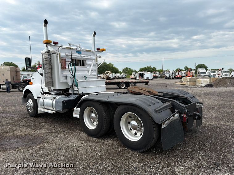 image for item EG9234 2000 Kenworth T800 semi truck