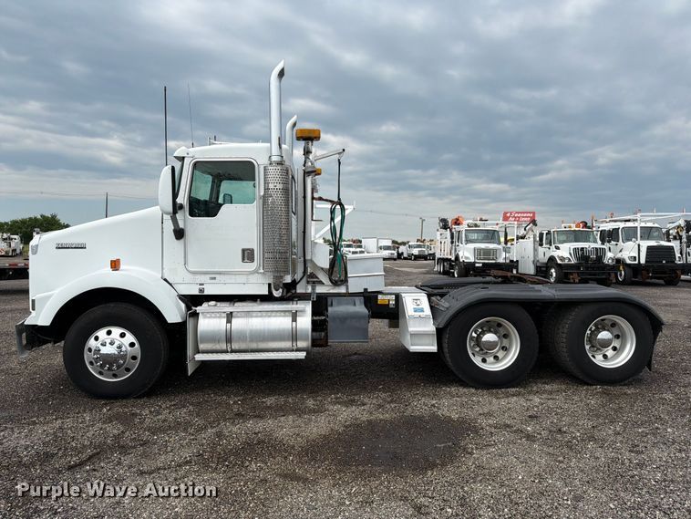image for item EG9234 2000 Kenworth T800 semi truck
