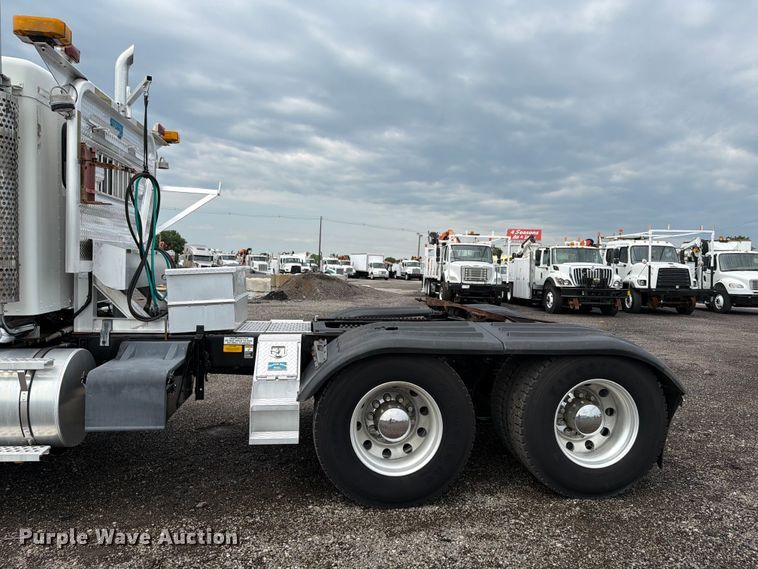 image for item EG9234 2000 Kenworth T800 semi truck