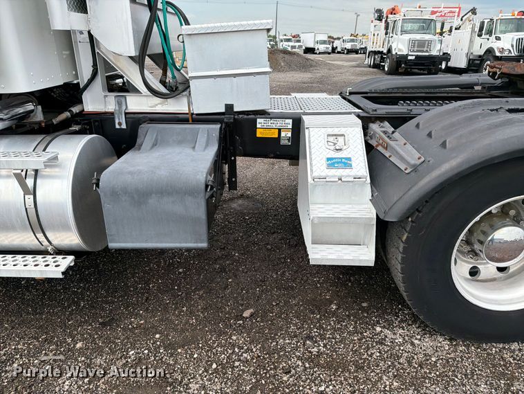 image for item EG9234 2000 Kenworth T800 semi truck