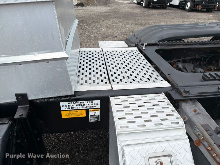 image for item EG9234 2000 Kenworth T800 semi truck