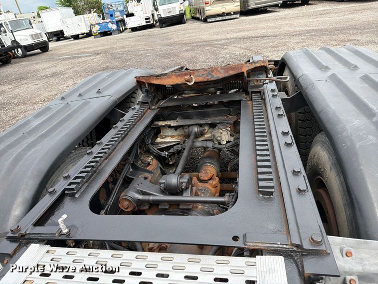 image for item EG9234 2000 Kenworth T800 semi truck