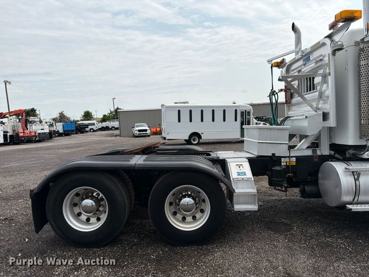 image for item EG9234 2000 Kenworth T800 semi truck
