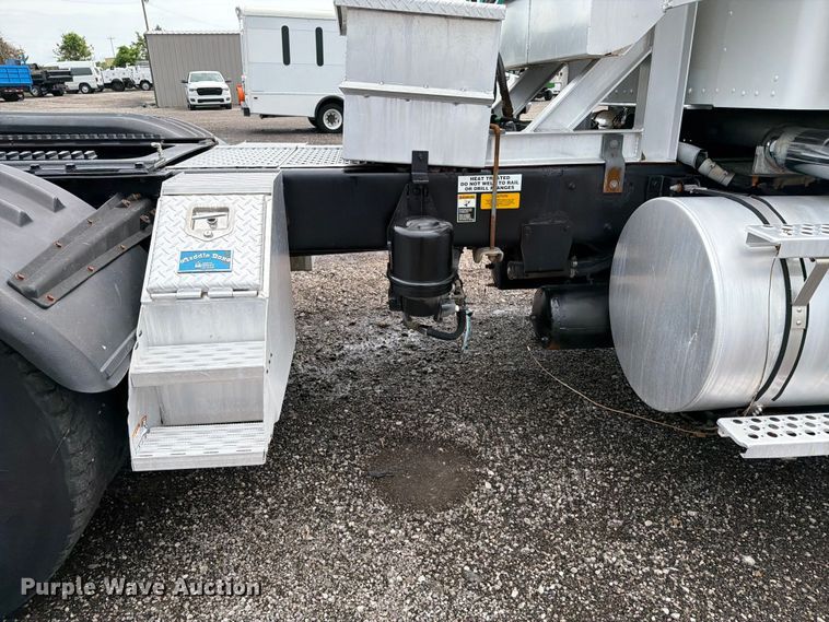 image for item EG9234 2000 Kenworth T800 semi truck