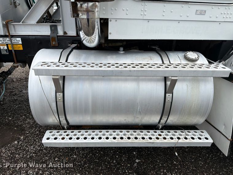 image for item EG9234 2000 Kenworth T800 semi truck
