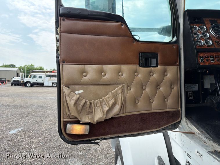 image for item EG9234 2000 Kenworth T800 semi truck
