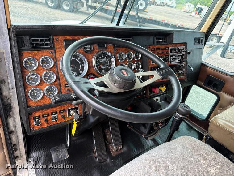 image for item EG9234 2000 Kenworth T800 semi truck
