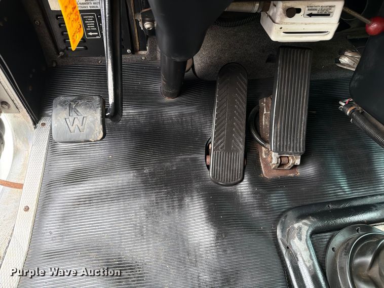 image for item EG9234 2000 Kenworth T800 semi truck