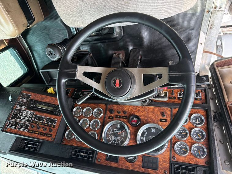 image for item EG9234 2000 Kenworth T800 semi truck