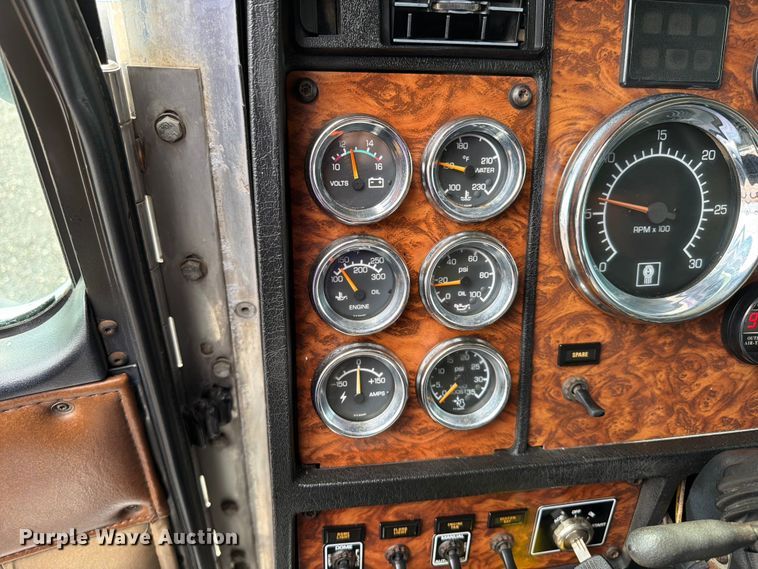 image for item EG9234 2000 Kenworth T800 semi truck