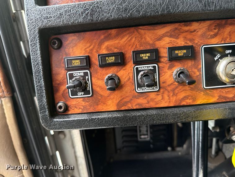 image for item EG9234 2000 Kenworth T800 semi truck