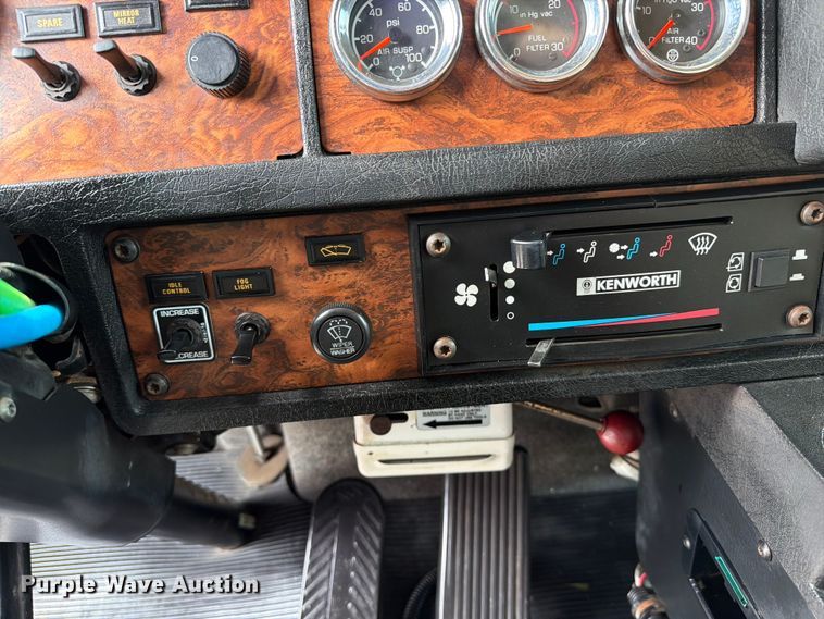 image for item EG9234 2000 Kenworth T800 semi truck
