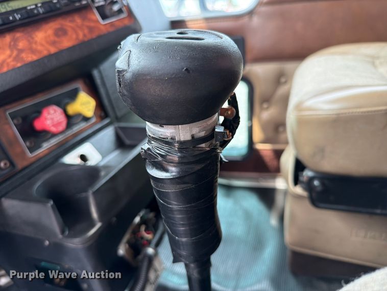 image for item EG9234 2000 Kenworth T800 semi truck