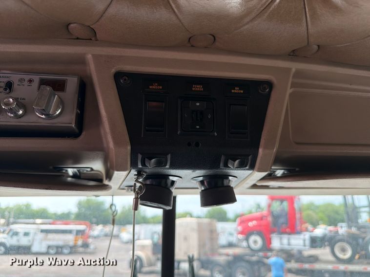 image for item EG9234 2000 Kenworth T800 semi truck