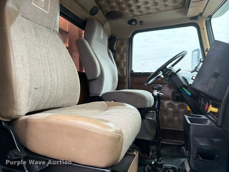 image for item EG9234 2000 Kenworth T800 semi truck