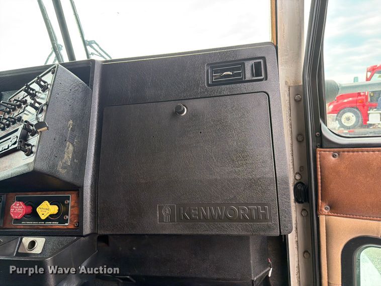 image for item EG9234 2000 Kenworth T800 semi truck