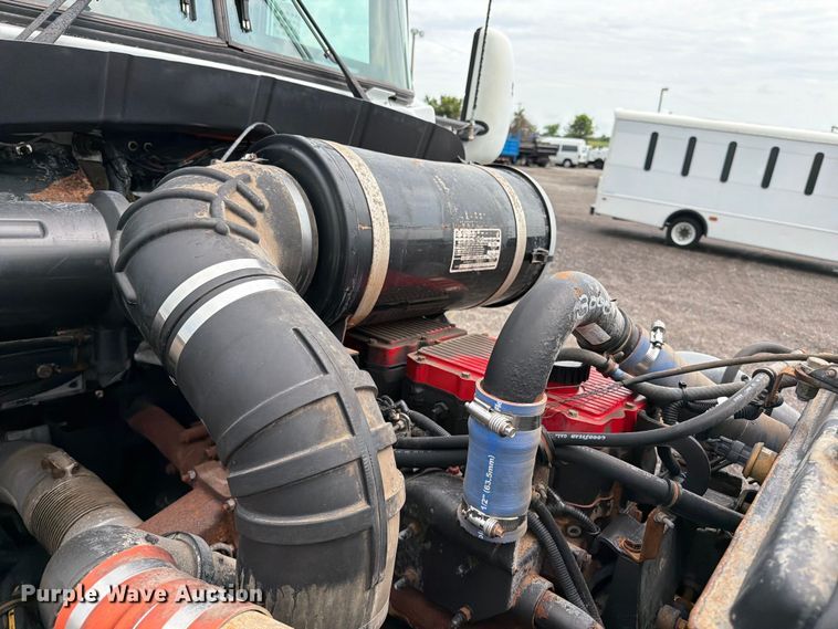 image for item EG9234 2000 Kenworth T800 semi truck