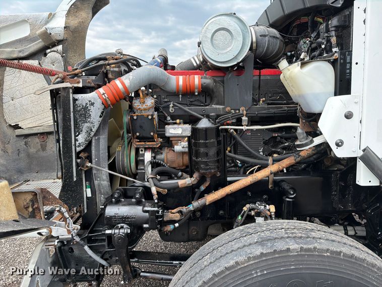 image for item EG9234 2000 Kenworth T800 semi truck