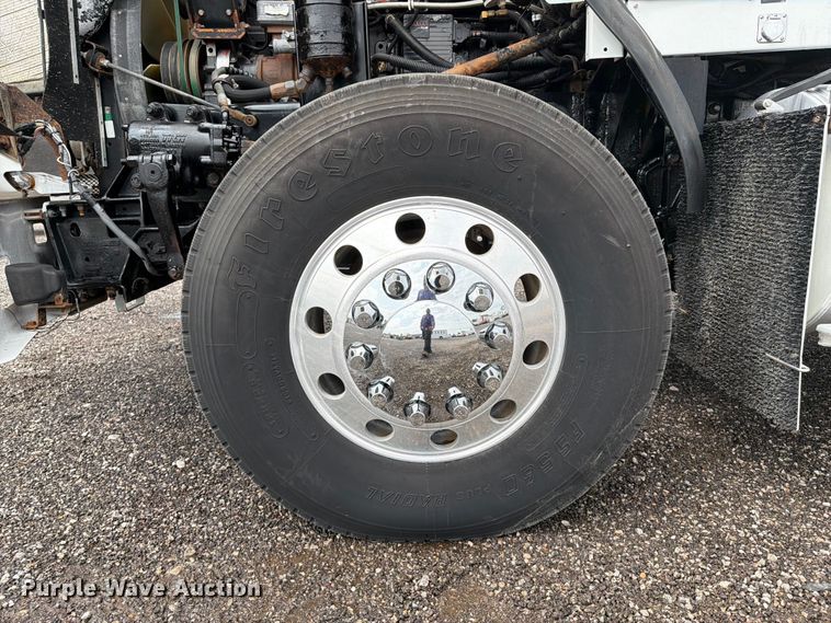 image for item EG9234 2000 Kenworth T800 semi truck