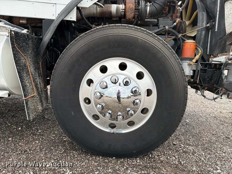image for item EG9234 2000 Kenworth T800 semi truck