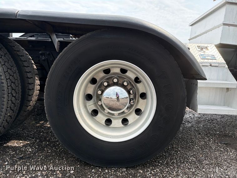 image for item EG9234 2000 Kenworth T800 semi truck