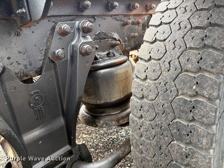 image for item EG9234 2000 Kenworth T800 semi truck