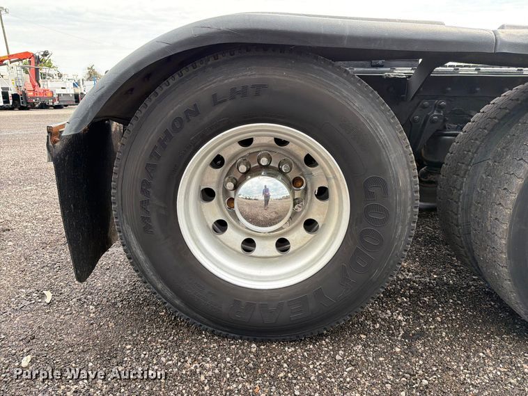 image for item EG9234 2000 Kenworth T800 semi truck
