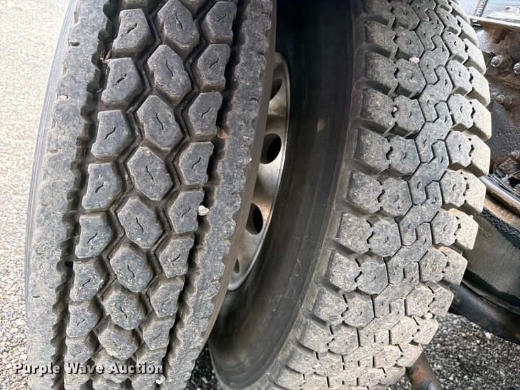 image for item EG9234 2000 Kenworth T800 semi truck