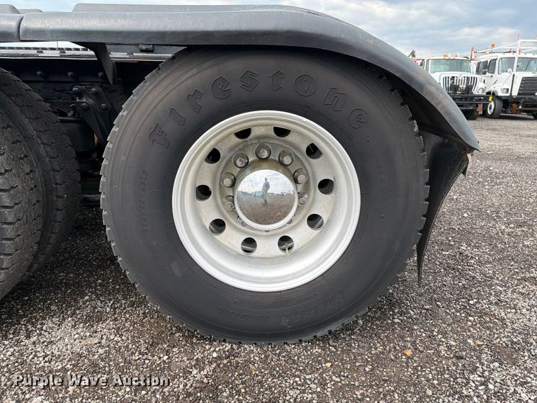 image for item EG9234 2000 Kenworth T800 semi truck
