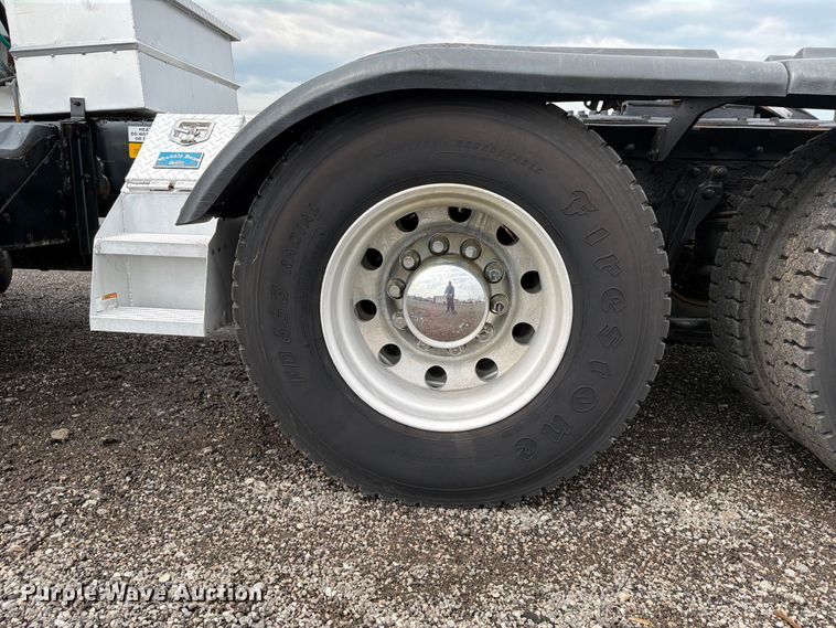 image for item EG9234 2000 Kenworth T800 semi truck