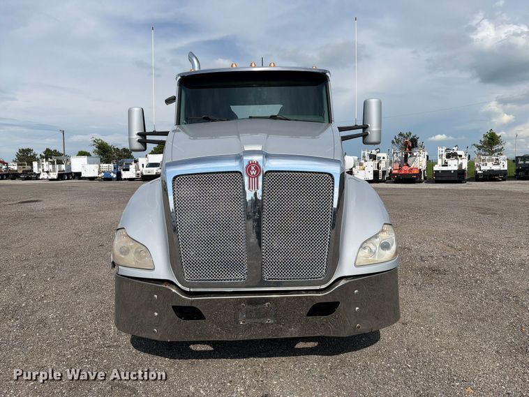 image for item EG9311 2015 Kenworth T680 semi truck