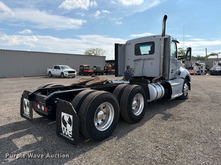 image for item EG9311 2015 Kenworth T680 semi truck