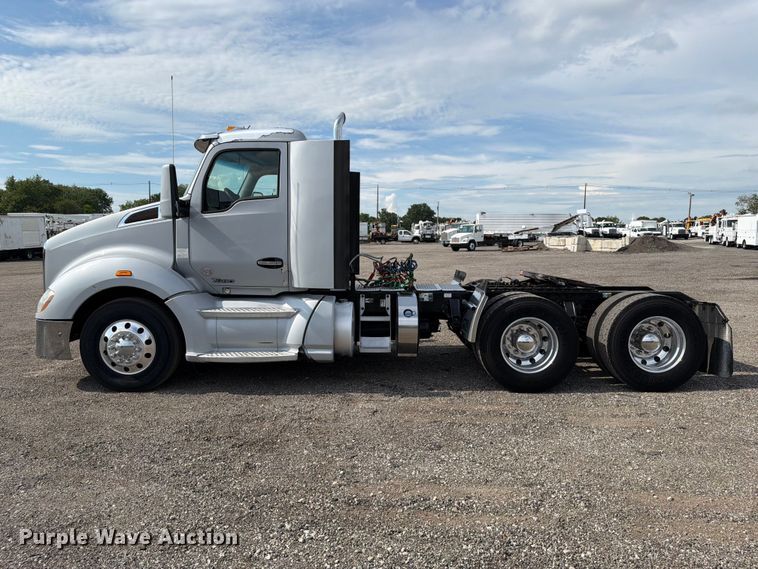 image for item EG9311 2015 Kenworth T680 semi truck