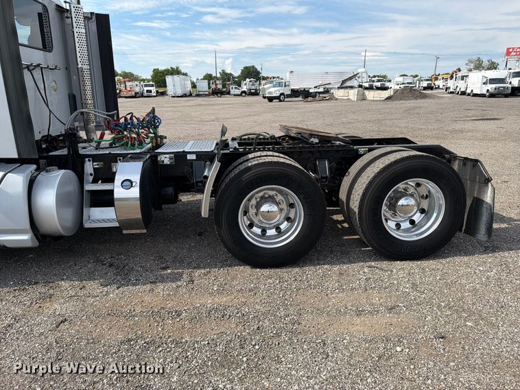 image for item EG9311 2015 Kenworth T680 semi truck