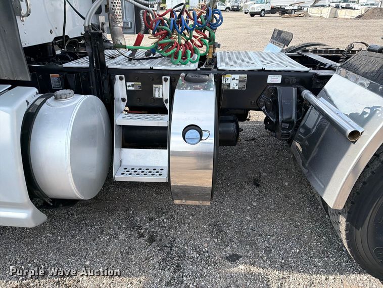 image for item EG9311 2015 Kenworth T680 semi truck