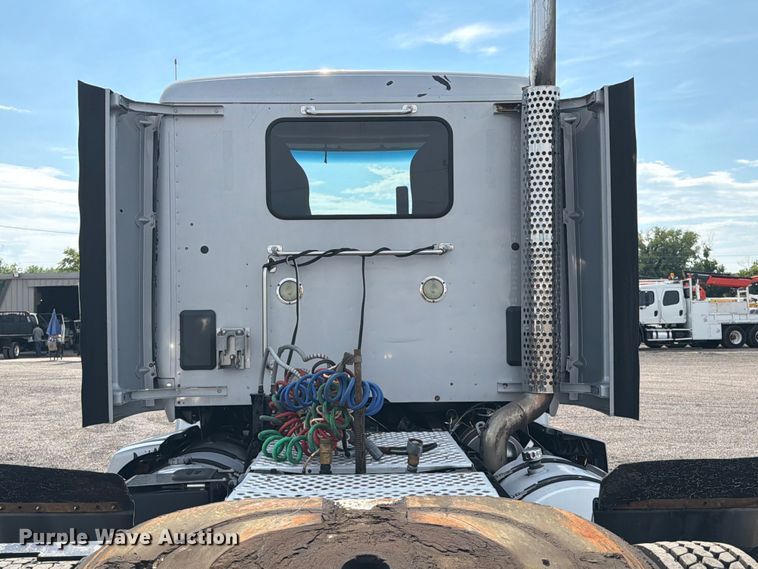 image for item EG9311 2015 Kenworth T680 semi truck