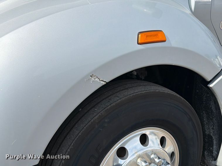 image for item EG9311 2015 Kenworth T680 semi truck