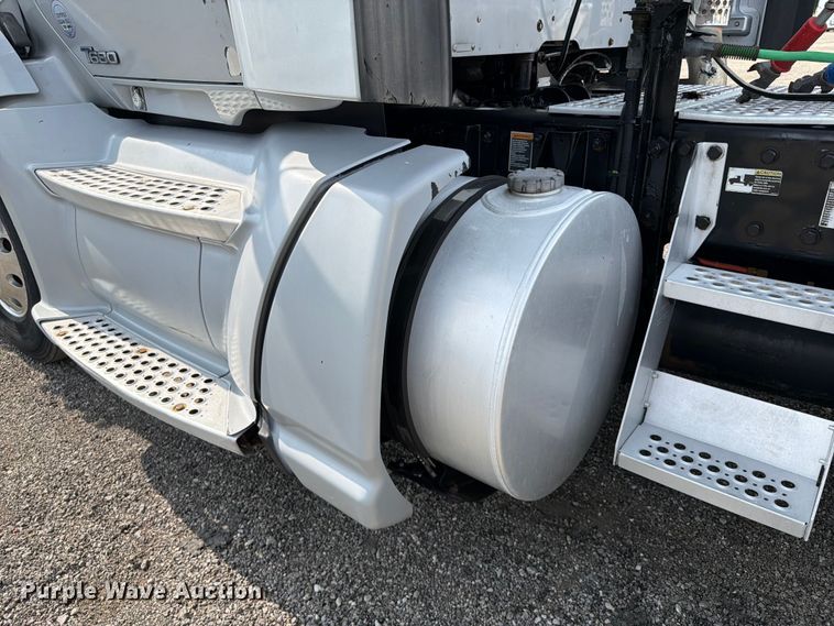 image for item EG9311 2015 Kenworth T680 semi truck