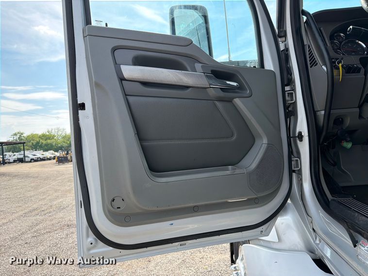 image for item EG9311 2015 Kenworth T680 semi truck