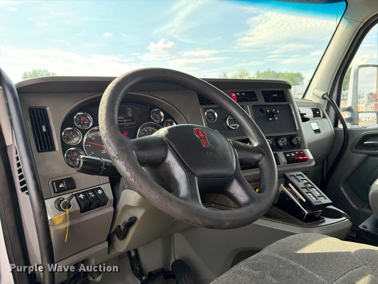 image for item EG9311 2015 Kenworth T680 semi truck