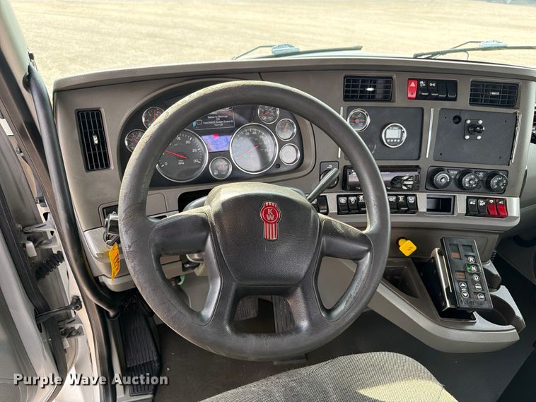 image for item EG9311 2015 Kenworth T680 semi truck