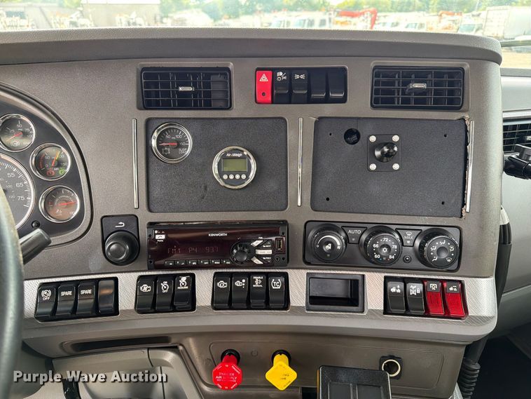 image for item EG9311 2015 Kenworth T680 semi truck