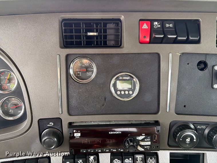 image for item EG9311 2015 Kenworth T680 semi truck