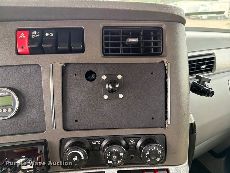 image for item EG9311 2015 Kenworth T680 semi truck